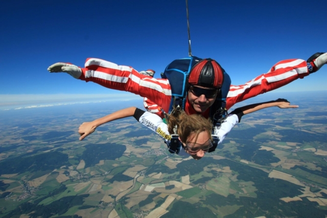 Tandem jump from a plane